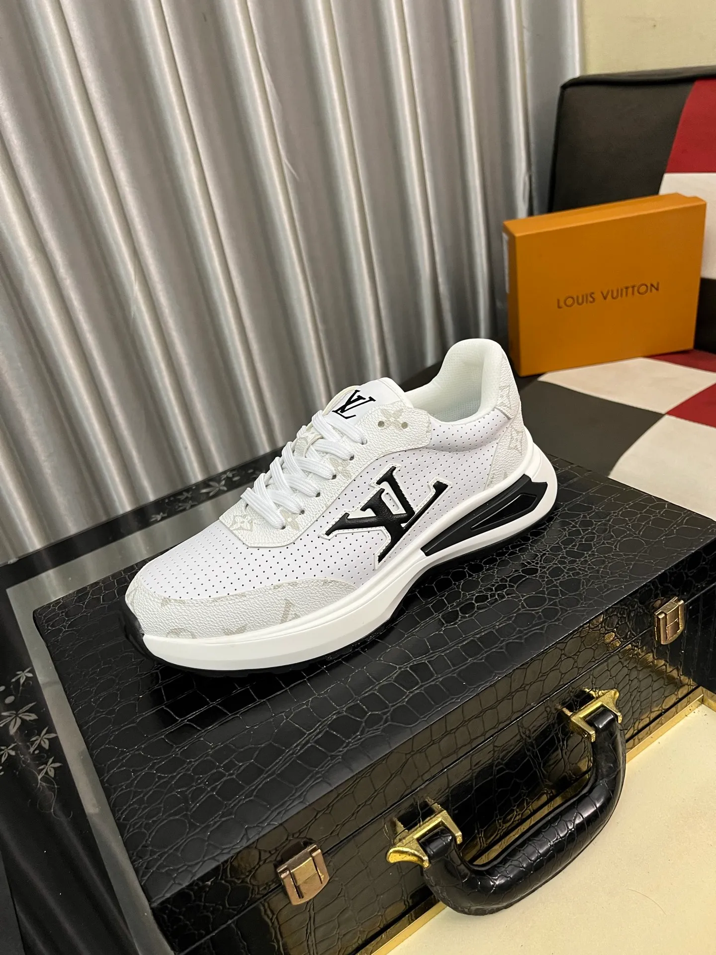 Men's shoes 💰458⌚️⌚️【LOUlS VUlTTON】Louis Vuitton ~ unique and casual style. LV counter purchasing 🏃casual shoes😍😍 Men's 2022 counters are on sale simultaneously, Italian imported brands select first-layer Italian cowhide. 🐑Sheepskin lining (refuses to discolor and rub feet) Sole: Original sole specially provided by the original factory 🎬Better in kind Size number: 38-443️⃣Colors available